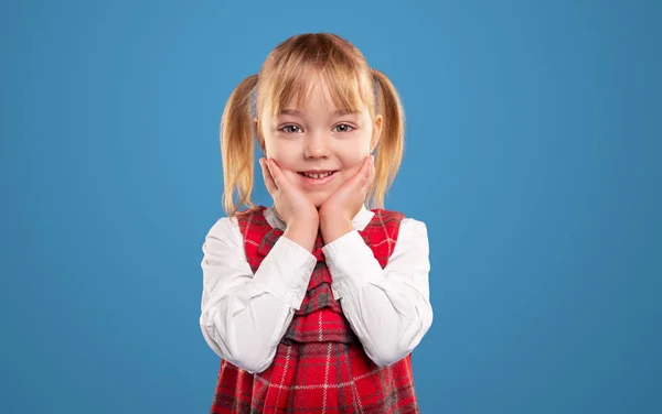 Cheerful schoolgirl looking at camera — Stock Photo, Image