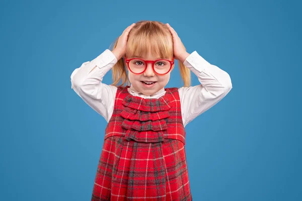 Shocked schoolgirl with hands on head — Stockfoto