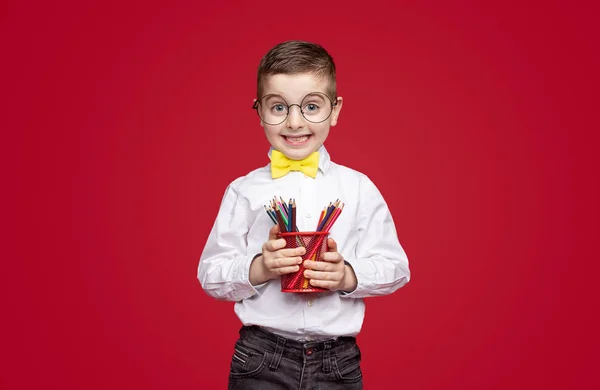 Grappige schooljongen met gekleurde potloden — Stockfoto