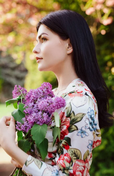 Femeie elegantă cu o grămadă de liliaci — Fotografie, imagine de stoc