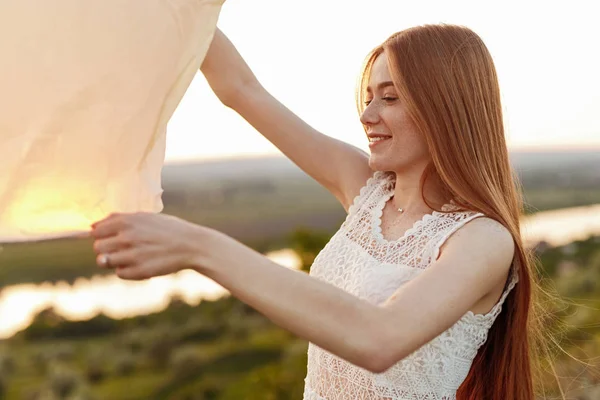 Young woman launching sky lantern — Stock Photo, Image