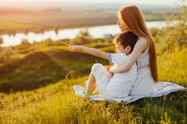 Ginger siostra i brat siedzi na zielonym wzgórzu — Zdjęcie stockowe