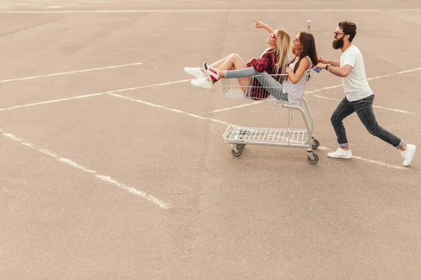 Les jeunes hipsters s'amusent sur le parking — Photo