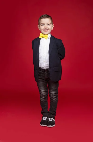 Щасливий хлопчик в елегантному одязі — стокове фото
