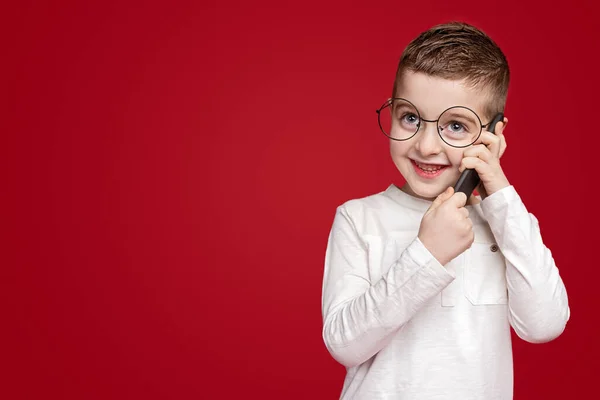 Rolig pojke talar på smartphone — Stockfoto