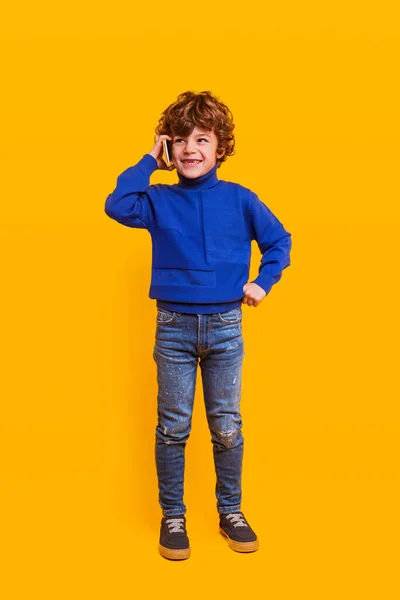 Pozitív fiú beszél okostelefonon — Stock Fotó