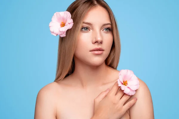 Bella signora con fiori toccare la pelle — Foto Stock