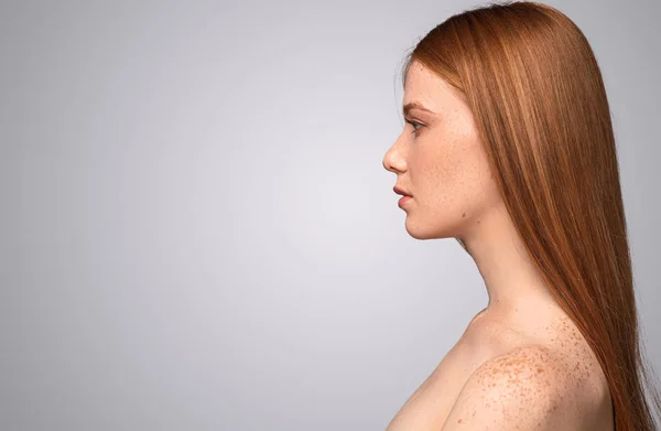 Vörös hajú nő szeplős bőrrel — Stock Fotó