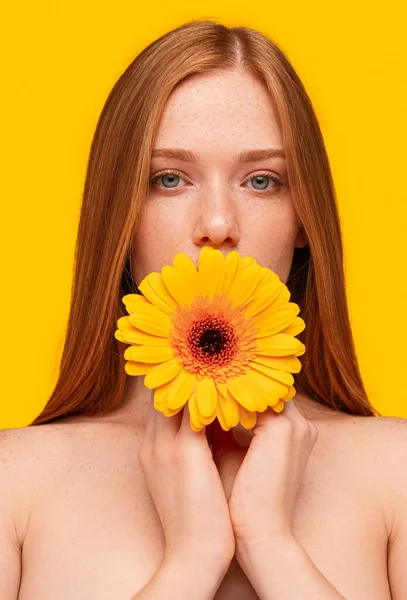 黄色の花と美しい生姜の女性 — ストック写真
