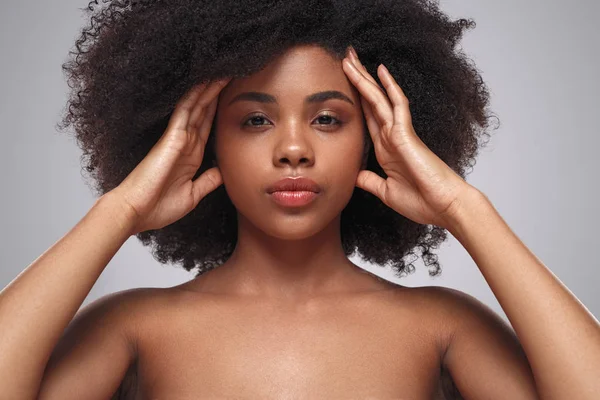 Afrikai amerikai női modell gyönyörű bőr néz kamera — Stock Fotó