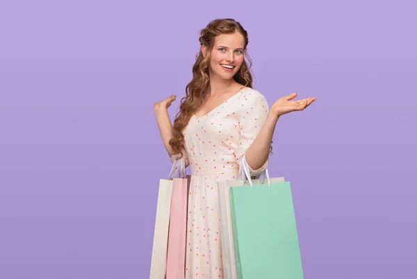 Alışveriş yaparken mutlu genç kadın — Stok fotoğraf