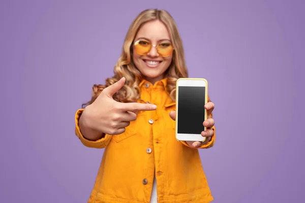 Delighted female advertising smartphone app — Φωτογραφία Αρχείου