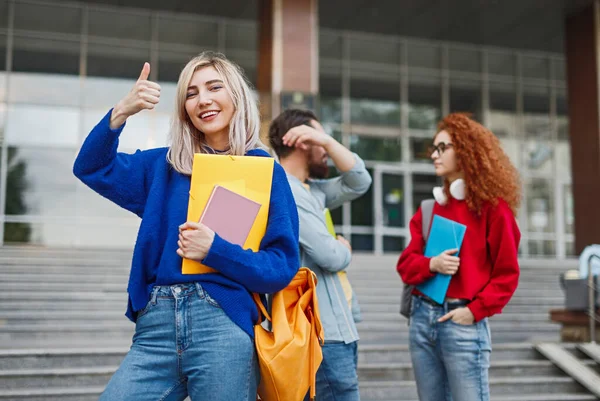 Estudante alegre que aprova estudos universitários — Fotografia de Stock