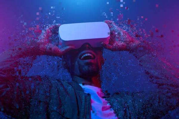 Uomo eccitato immergersi nella realtà virtuale — Foto Stock