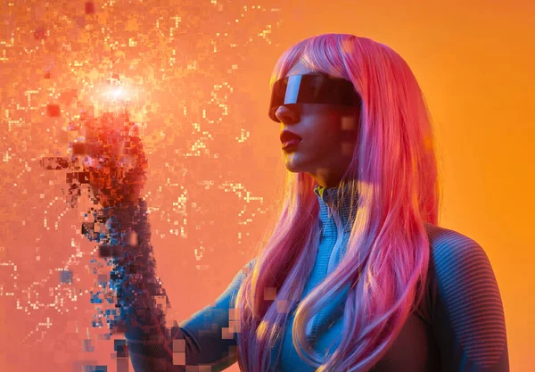 Femme futuriste interagissant avec les pixels — Photo