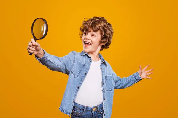 Nieuwsgierige jongen met vergrootglas — Stockfoto