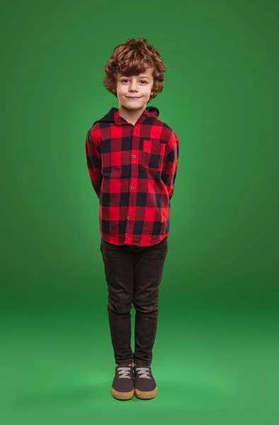 Roztomilý stylový chlapec v kostkované košili — Stock fotografie