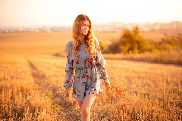 Caminhada feminina elegante em campo seco — Fotografia de Stock