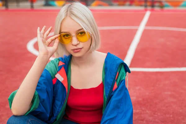 Adolescente hipster ajustar gafas de sol en el patio de recreo — Foto de Stock