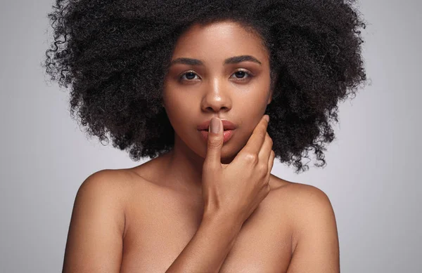 African American woman touching face — Stockfoto