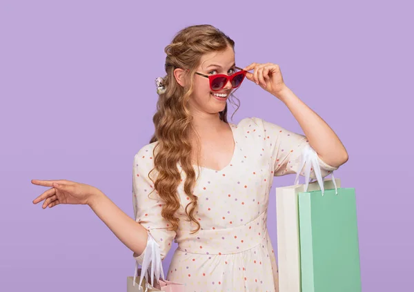 Feliz mujer joven de moda con bolsas de papel después de grandes compras — Foto de Stock