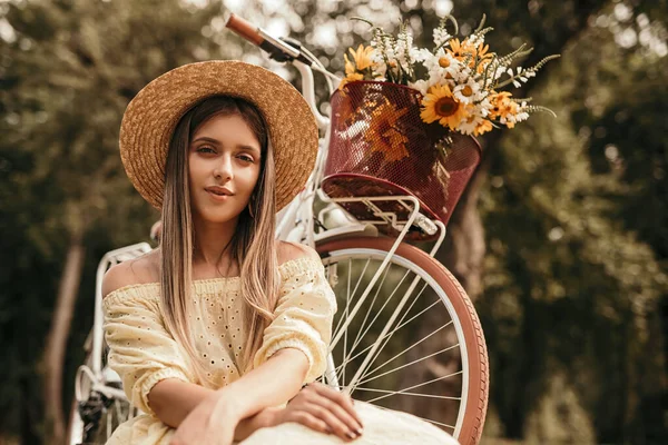 Femeia tânără elegantă care stă lângă bicicletă — Fotografie, imagine de stoc