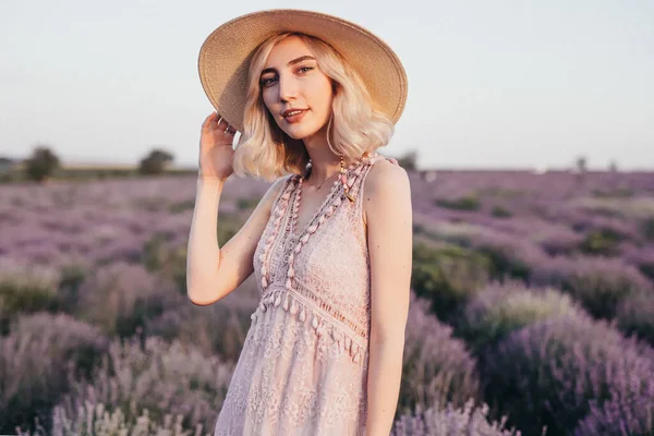 Stylish lady resting in blooming field — Φωτογραφία Αρχείου