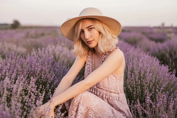 Elegant female amidst lavender bushes — Stockfoto