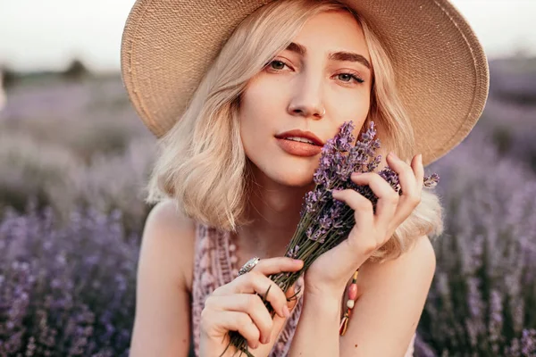 Gentle young woman with lavender flowers — Φωτογραφία Αρχείου