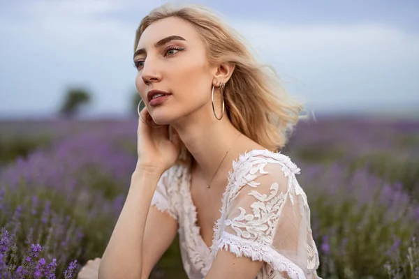 Sensual lady sitting in lavender field — Stockfoto