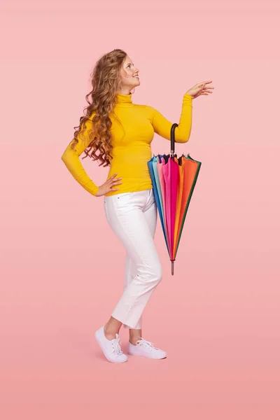Joyeux jeune femme en vêtements décontractés avec parapluie coloré Images De Stock Libres De Droits
