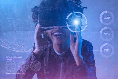 Artırılmış gerçekliği keşfeden heyecanlı siyahi kadın