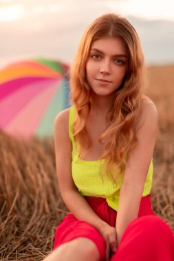 Çayırda oturan genç kadın