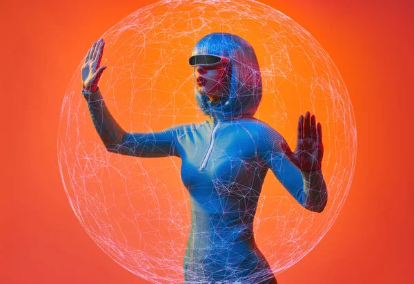 Futuristická žena interagující s plexovou koulí — Stock fotografie