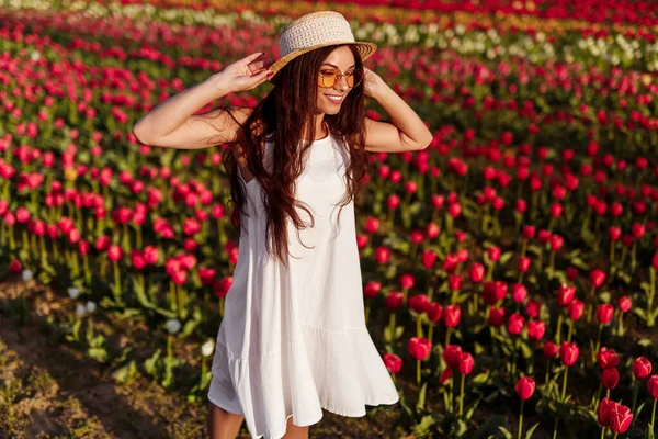 Щаслива жінка відпочиває в тюльпановому полі — стокове фото