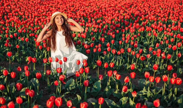 Entzückte stilvolle Frau im Tulpenfeld — Stockfoto