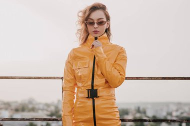 Moda kadın fermuar ceketi çatıda.