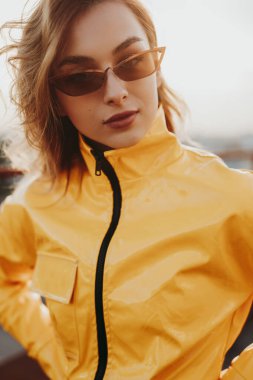 Canlı giyinmiş şık bir kadın.