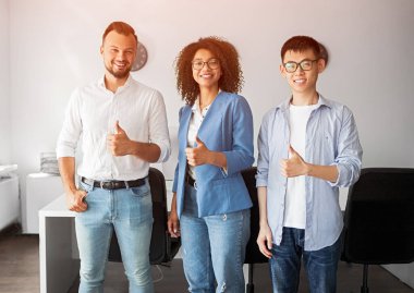 başparmak gösterilen mutlu iş adamları