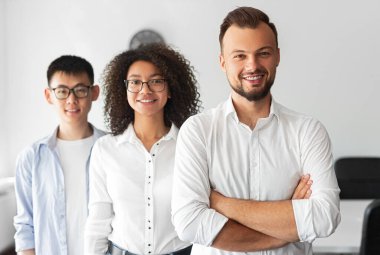 Modern pozitif iş ekibi kameraya bakıyor.