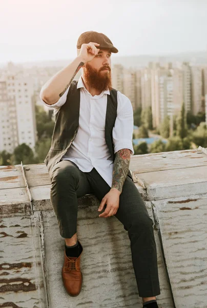 Pensativo hombre elegante sentado en la azotea —  Fotos de Stock