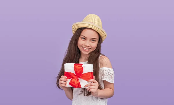 Ευτυχισμένο έφηβο κορίτσι με δώρο — Φωτογραφία Αρχείου