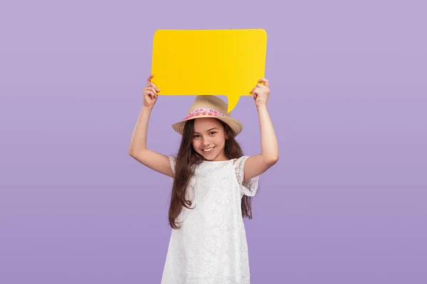 Vidám kislány élénk sárga jellel, mint a véleménycsere koncepciója — Stock Fotó