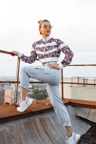 Mulher elegante posando no telhado — Fotografia de Stock