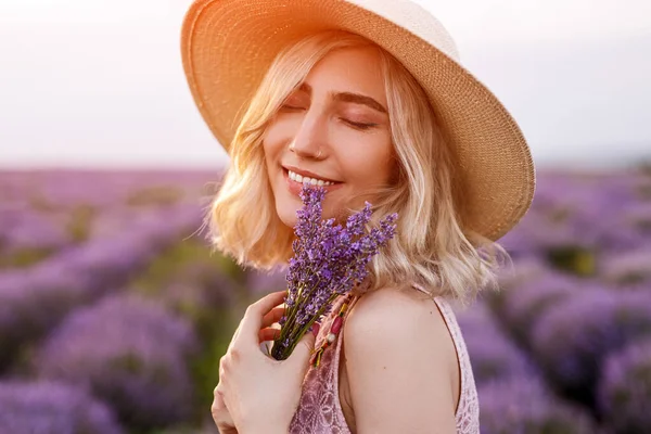 Senhora feliz com buquê de lavanda — Fotografia de Stock