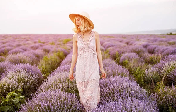 Elegant lady in lavender field — Φωτογραφία Αρχείου
