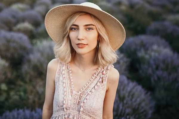 Bela mulher no campo de lavanda — Fotografia de Stock