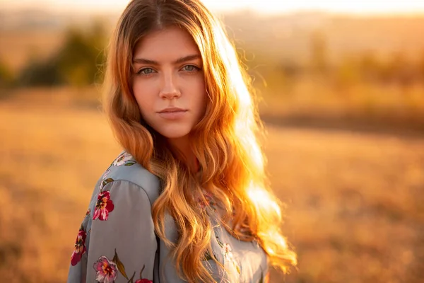 Encantadora Jovem Ruiva Fêmea Vestido Elegante Olhando Para Câmera Enquanto — Fotografia de Stock