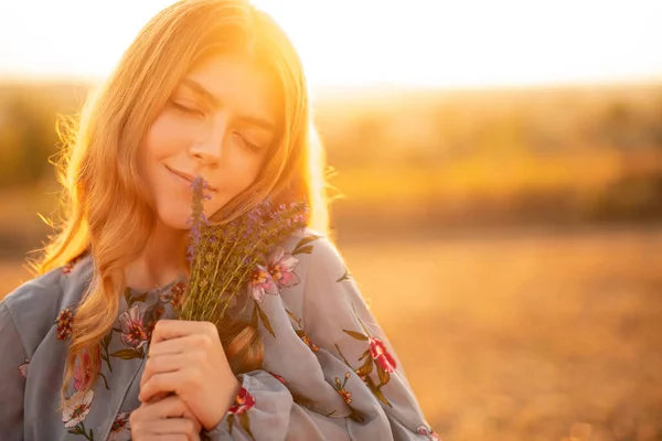 Jonge Vrouw Met Gesloten Ogen Die Geniet Van Geur Van — Stockfoto