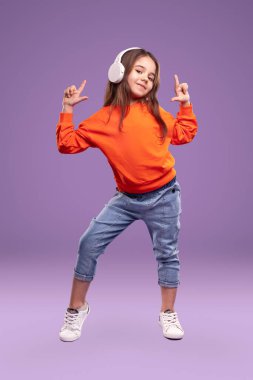 Müzik dinleyen son moda küçük kız.